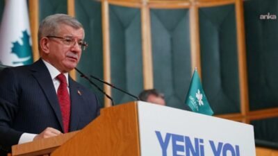 Gelecek Partisi Genel Başkanı Ahmet Davutoğlu, İstanbul'da öğrenci tarafından bıçaklı