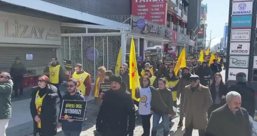 Eğitim Sen Van Şubesi üyeleri saldırıyı protesto etti İstanbul Çekmeköy’de öğretmen Fatma Nur Çelik’in görevi başında öldürülmesi Van'da protesto