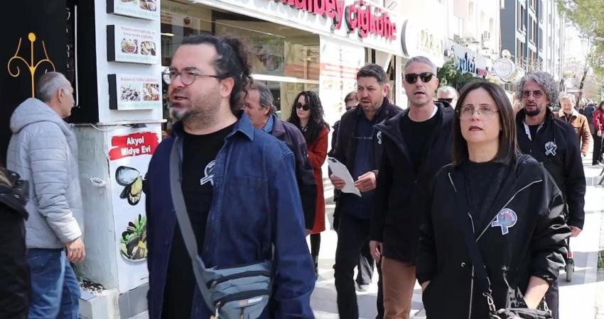 Muğla’da eğitimciler sessiz yürüyüş düzenledi Muğla’da eğitim sendikaları, İstanbul Çekmeköy’de öğrencisi tarafından bıçaklanarak hayatını kaybeden