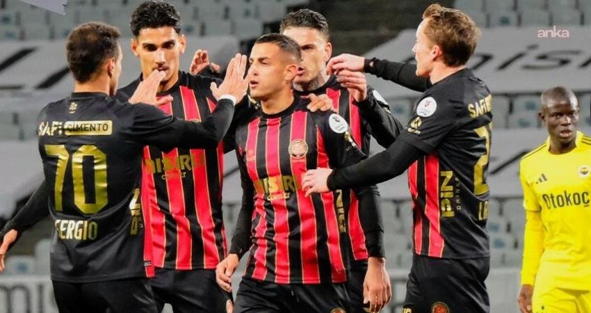 Fenerbahçe Süper Lig’in 26. haftasında konuk olduğu Fatih Karagümrük’e 2-0