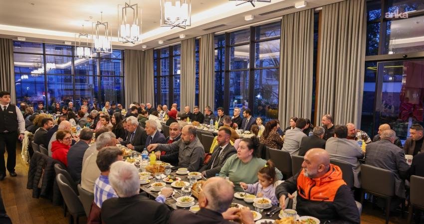 Fındıklı Kaymakamlığı’nın iftar programına yönelik “davetli” tartışması: “İlçenin en kalabalık meslek örgütleri davet edilmedi” Fındıklı Kaymakamlığı tarafından bir otelde düzenlenen iftar programı, bazı meslek