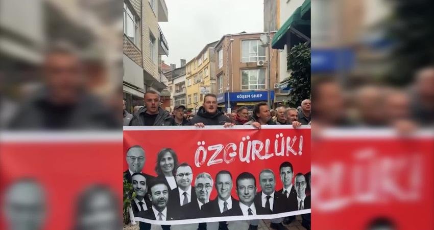 Rize’nin Fındıklı ilçesinde yurttaşlar, İstanbul Büyükşehir Belediyesi'ne (İBB) yönelik operasyonun