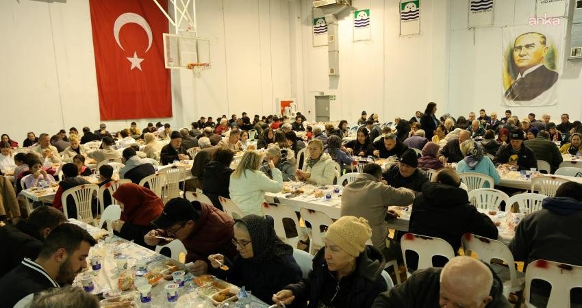 Foça Belediyesi’nin “Foça’da Ramazan Sofraları” programı kapsamında Bağarası Mahallesi’nde kurulan