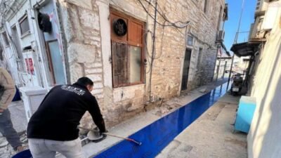 Foça Belediyesi tarafından Foça Çarşısı’nda yürütülen yağmur suyu tahliye kanalı