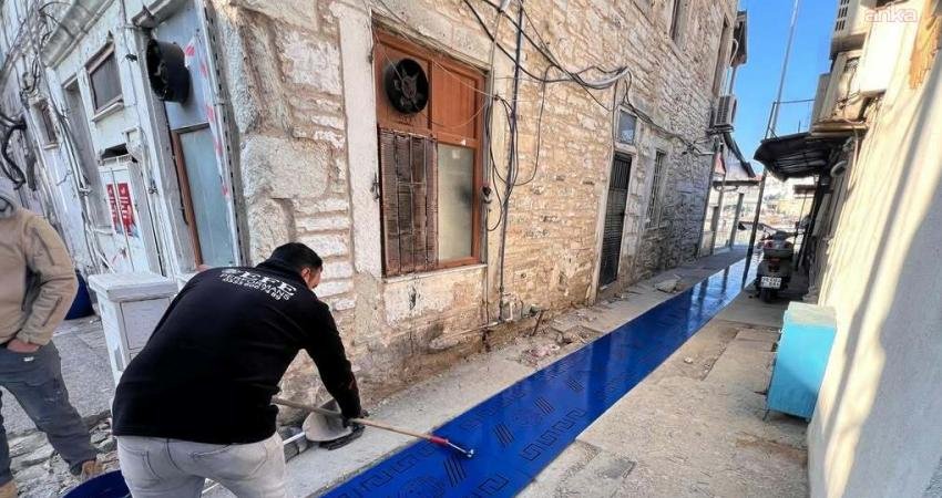 Foça Belediyesi tarafından Foça Çarşısı’nda yürütülen yağmur suyu tahliye kanalı