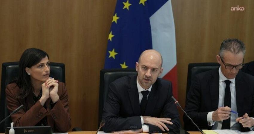 Fransa Dışişleri Bakanı Barrot: “Körfez ülkeleri ve Ürdün’ün savunmasına katılmaya hazırız” Fransa Dışişleri Bakanı Jean-Noel Barrot, ABD ve İsrail’in İran’a yönelik