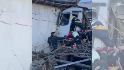 Malatya’nın Battalgazi ilçesinde freni patlayan kamyon, kontrolden çıkarak yol kenarında