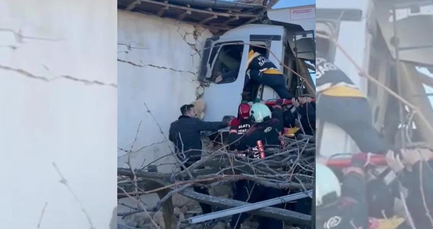 Malatya’nın Battalgazi ilçesinde freni patlayan kamyon, kontrolden çıkarak yol kenarında