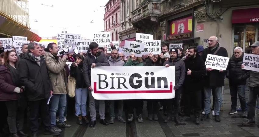 Gazeteci İsmail Arı’nın gözaltına alınması İstanbul’da protesto edildi… BirGün Yönetim Kurlu Başkanı Aydın: “İsmail’in yanında, bu hukuksuzluğun tam karşısında olacağız” İstanbul'da gazeteciler, BirGün Gazetesi muhabiri İsmail Arı'nın bayram nedeniyle aile