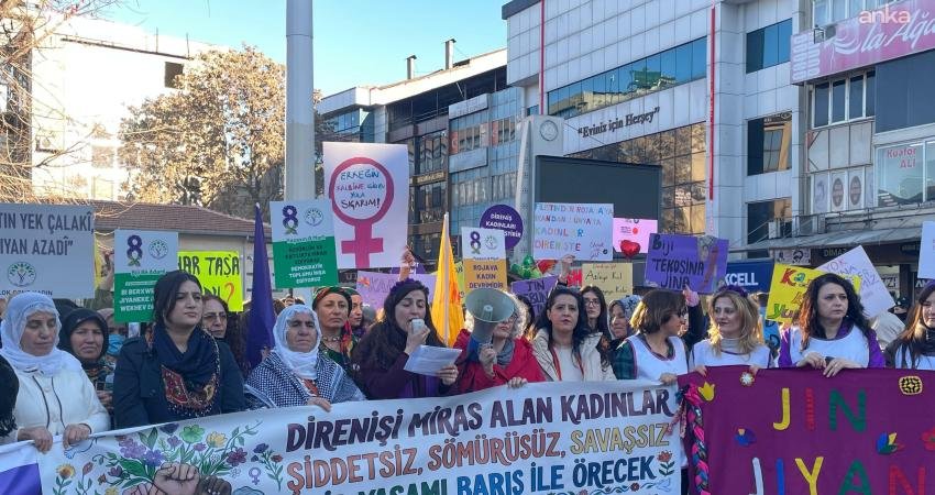 Gaziantep’te “8 Mart” yürüyüşü: “Kadınlar Eşitlik ve Özgürlük İçin Alanlarda” Gaziantep’te, 8 Mart Dünya Kadınlar Günü dolayısıyla Gaziantep Demokratik Kadın