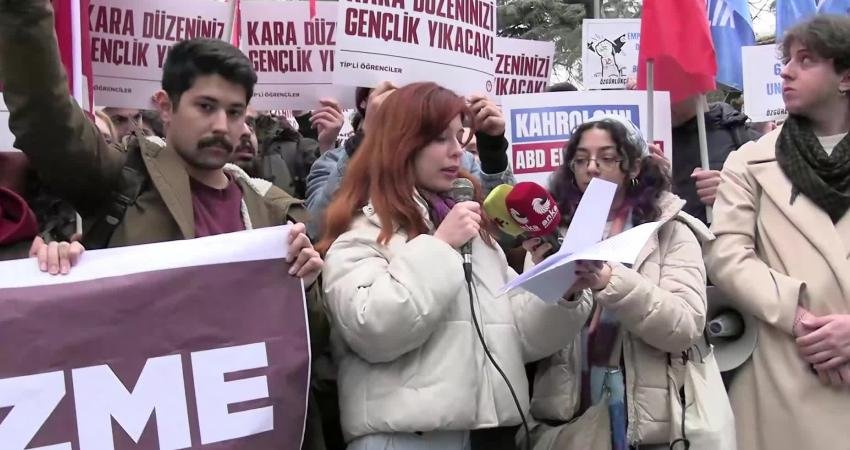 Gençlik örgütleri ABD ve İsrail’in İran’a yönelik saldırılarını Beşiktaş’ta protesto etti ABD ve İsrail'in İran'a yönelik saldırıları gençlik örgütleri tarafından akşam