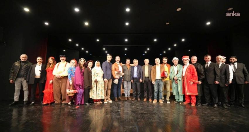 Giresun Belediyesi Şehir Tiyatrosu, Akçaabatlı tiyatroseverlerle buluştu Giresun Belediyesi Şehir Tiyatrosu (GBŞT), Akçaabat Belediyesi tarafından düzenlenen “13’üncü Uluslararası