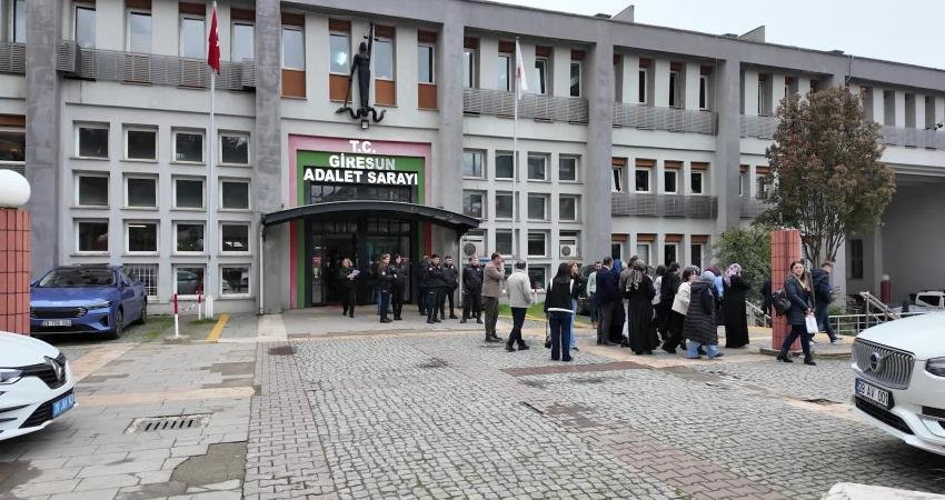 Giresun’da, Samsunspor taraftarının ölümüne ilişkin davanın görülmesine başlandı Giresun 2. Ağır Ceza Mahkemesi’nde görülen “Emrah Usta davası”nın ilk