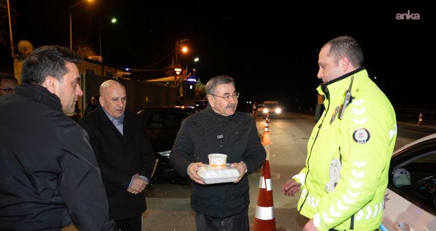 Gölbaşı Belediye Başkanı Yakup Odabaşı, gece mesaisinde olan ve yolculuk