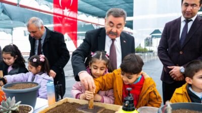 Gölbaşı Belediyesi'nin serasında üretilen ata tohumları, Belediye Başkanı Yakup Odabaşı