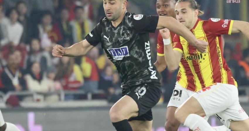 Göztepe ile Alanyaspor 2-2 berabere kaldı Süper Lig’in 26. haftasında Göztepe ile Alanyaspor 2-2 berabere kaldı.