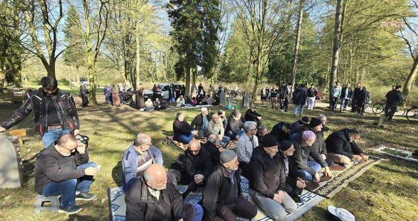 Almanya’nın Köln kentinde yaşayan Türkler, Ramazan Bayramı öncesi Bocklemünd Müslüman