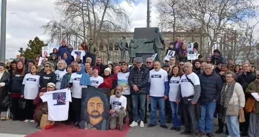 Hakan Tosun’un ailesinin avukatı Cemal Yücel: “Hakan Tosun’la ilgili hazırlanan fezleke bir hukuk faciasıdır” Gazeteci ve aktivist Hakan Tosun’un ailesi, avukatları ve arkadaşları, Hakan