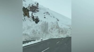 Hakkari-Van kara yolunun Güzeldere mevkisinde çığ düşmesi nedeniyle yol ulaşıma