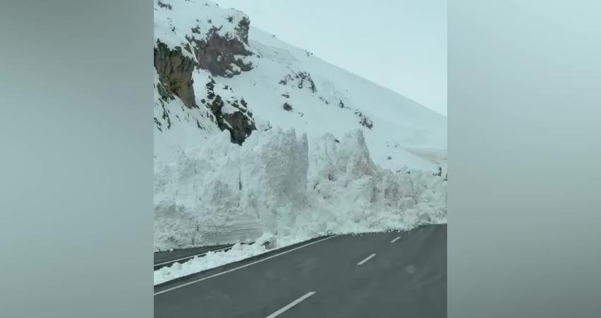 Hakkari-Van kara yolunun Güzeldere mevkisinde çığ düşmesi nedeniyle yol ulaşıma