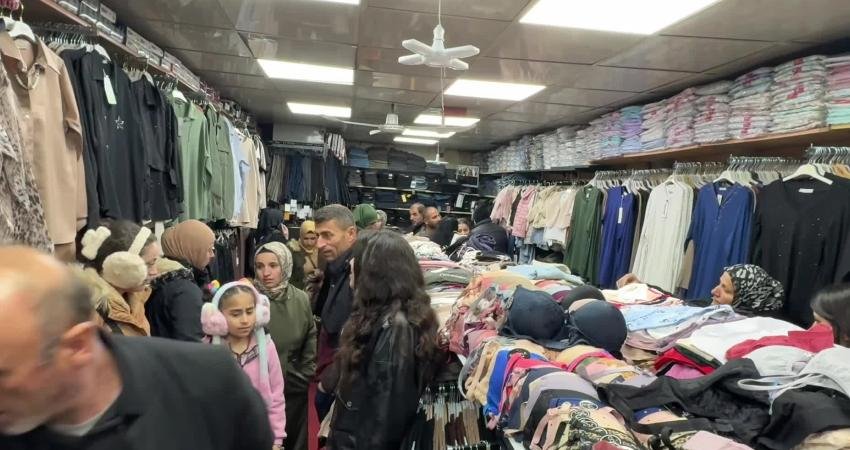 Hakkari’nin Yüksekova ilçesinde bayram alışverişine çıkan yurttaşların çoğu yalnızca çocuklarına