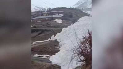 Hakkari genelinde yoğun kar yağışı etkili olurken, Çukurca ilçesine bağlı