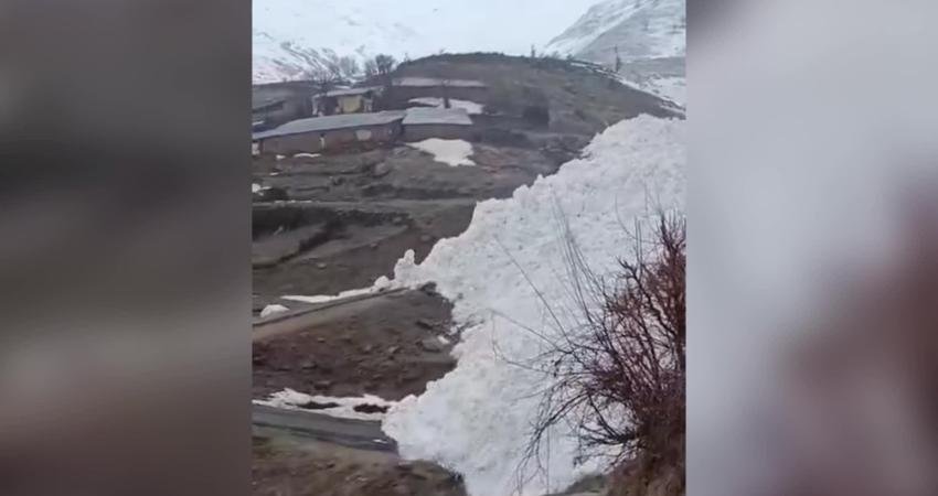 Hakkari’de çığ düşme anı kamerada Hakkari genelinde yoğun kar yağışı etkili olurken, Çukurca ilçesine bağlı