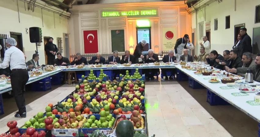 İBB Başkanvekili Nuri Aslan, sahurda hal esnafıyla bir araya geldi.