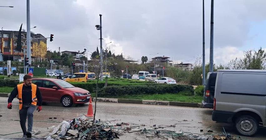 Hatay’da aşırı yağış nedeniyle su baskını yaşanan Defne Devlet Hastanesi, acil servis hariç geçici olarak kapatıldı Hatay’da aşırı yağış sele yol açtı ve Defne Devlet Hastanesi’nin