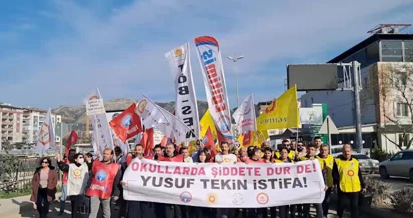 Hatay’da eğitimciler, öldürülen meslektaşları Fatma Nur Çelik için eylem yaptı: İktidar ve MEB bu cinayetin sorumlusudur İstanbul Çekmeköy’de bir lisede 17 yaşındaki öğrencinin bıçaklı saldırısı sonucu