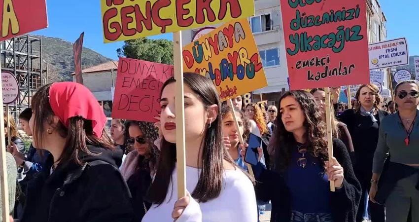 Hatay’da kadınların 8 Mart yürüyüşü: Özgürlüğümüz için mücadele etmekte kararlıyız Hatay'da 8 Mart Dünya Kadınlar Günü dolayısıyla Necmi Asfuroğlu Lisesi
