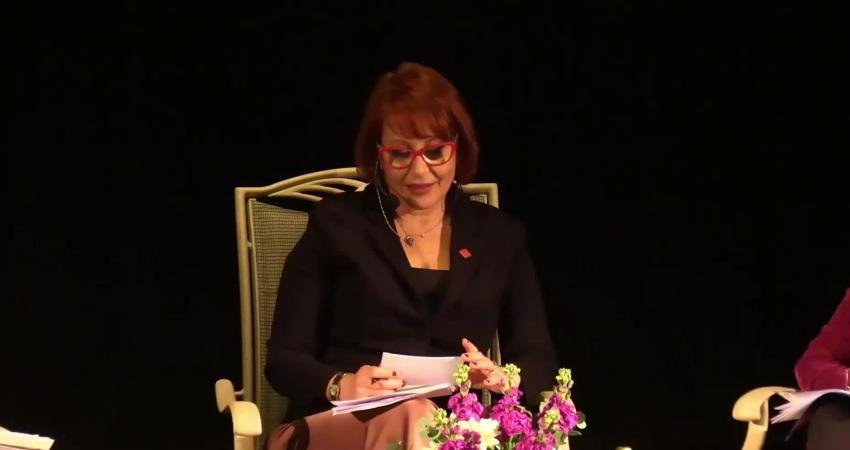 Urla Belediyesi’nin düzenlediği "Her Kadın Emekçidir" panelinde konuşan CHP Genel