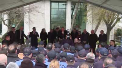 İstanbul Büyükşehir Belediye (İBB) Başkanvekili Nuri Aslan, Saraçhane’de çalışanlarla bayramlaştı.