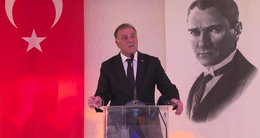 İBB Başkanvekili Nuri Aslan, iftarda iş insanlarıyla bir araya geldi.