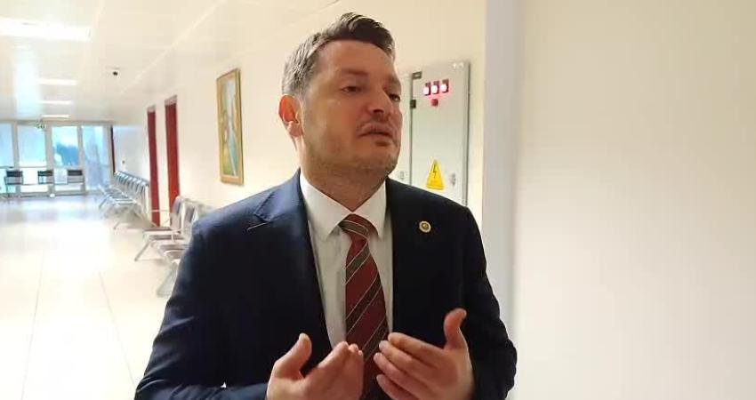 İBB Davası’nda ikinci hafta… CHP’li Özer: “Mahkemenin hakiminin duruşma yapmaya niyeti yok” CHP İstanbul Milletvekili Turan Taşkın Özer, İBB davasının ikinci haftasında