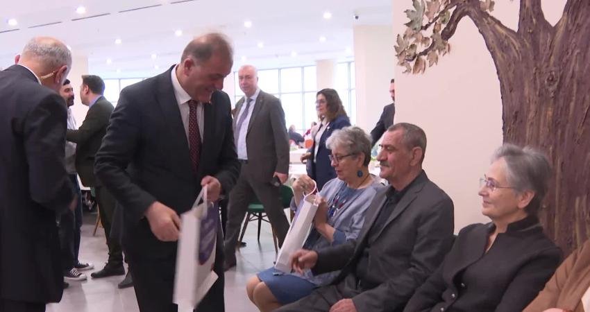 İBB Huzurevi’nde bayramlaşma… Nuri Aslan: Ekrem Başkanımız, bugün aranızda olmayı her şeyden çok istiyordu. Biliyoruz ki; adalet er ya da geç tecelli edecek, bu haksız ayrılık son bulacaktır İBB Başkanvekili Nuri Aslan, Kartal’daki Huzurevi’nde kahvaltı programında konuştu. Aslan,