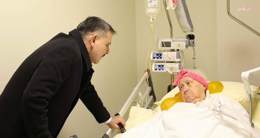 İçişleri Bakanı Mustafa Çiftçi, Okçu Şehit Mehmet Kefeli İlkokulu’ndaki öğretmenini hastanede