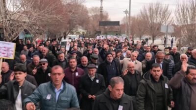 Iğdır’ın Aralık ilçesinde İran’a yönelik saldırıları protesto etmek amacıyla yürüyüş