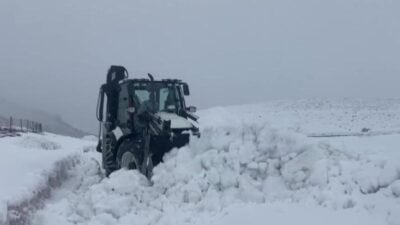 Iğdır’da yüksek kesimlerde 2 gündür etkili olan kar yağışı ulaşımı