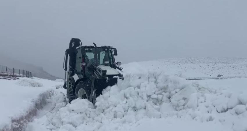 Iğdır’da yüksek kesimlerde 2 gündür etkili olan kar yağışı ulaşımı