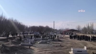 Iğdır’da Nevruz kapsamında asırlardır yaşatılan geleneklerden "Ölü Bayramı"nda mezarlık ziyaretleri