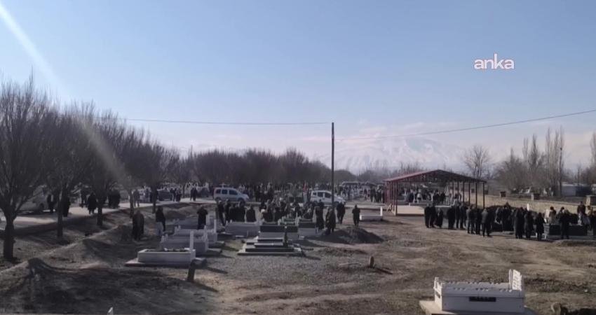 Iğdır’da Nevruz kapsamında asırlardır yaşatılan geleneklerden "Ölü Bayramı"nda mezarlık ziyaretleri