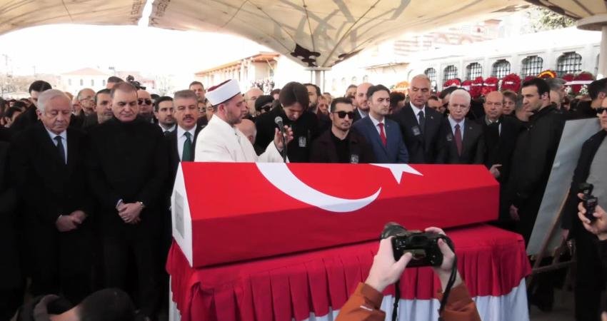 İlber Ortaylı, Fatih Camii Haziresi’ne defnedildi Tedavi gördüğü hastanede yaşamını yitiren tarihçi Prof. Dr. İlber Ortaylı için