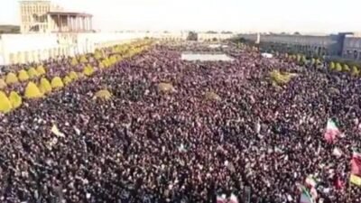 İran’ın İsfahan, Tahran ve Meşhed gibi büyük şehirlerde binlerce kişi sokaklara