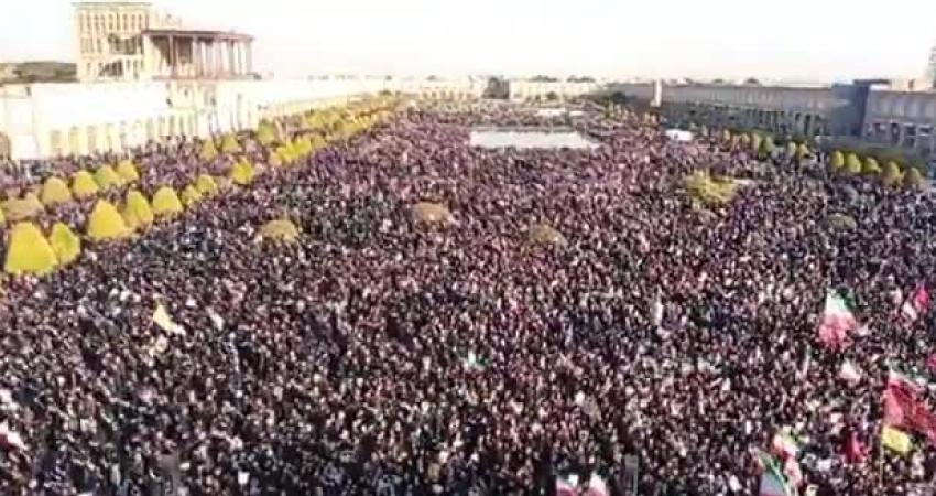 İran’ın İsfahan, Tahran ve Meşhed gibi büyük şehirlerde binlerce kişi sokaklara