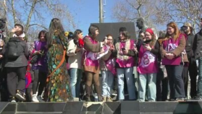 İstanbul’da “Büyük Kadın Buluşması”: Bu düzen kadınlara sömürü ve ölüm dışında bir şey vadetmiyor ama biz boyun eğmiyoruz 8 Mart Dünya Kadınlar Günü nedeniyle Kadıköy’de “Büyük Kadın Buluşması”