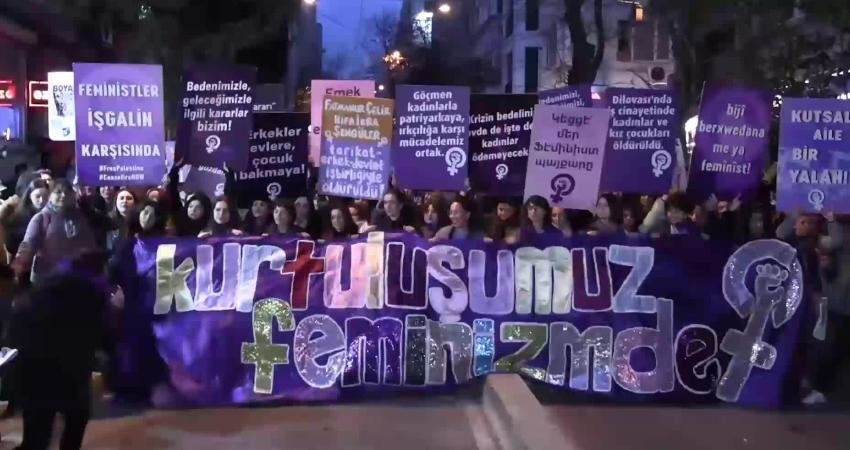 İstanbul’da “Feminist Gece Yürüyüşü”… Engellemelere rağmen binlerce kadın bir araya geldi, sokaklardan “Susmuyoruz, korkmuyoruz, itaat etmiyoruz” sloganları yükseldi İstanbul’da, 8 Mart Dünya Emekçi Kadınlar Günü dolayısıyla gerçekleştirilen "Feminist