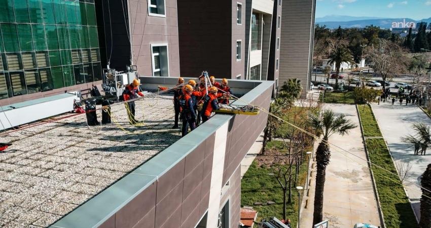 İzmir Adliyesi’nde kapsamlı bomba imha tatbikatı İzmir Bölge Adliye Mahkemesi’nde gerçekleştirilen geniş kapsamlı tatbikatta, şüpheli paketler