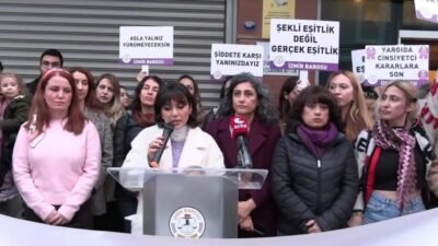 İzmir Barosundan 8 Mart açıklaması… “Yaşam haklarımız pazarlık konusu değildir” İzmir Barosu, 8 Mart Dünya Kadınlar Günü kapsamında basın açıklaması