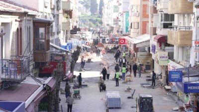 İzmir Büyükşehir Belediye Başkanı Cemil Tugay, Bayraklı Sevgi Yolu'nda devam